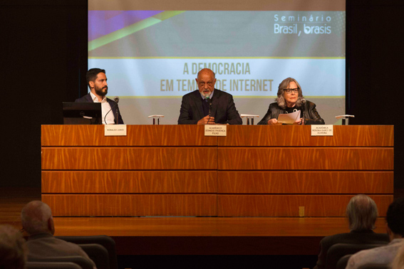 Da esquerda para a direita, o Conferencista Ronaldo Lemos, o Acadêmico Domício Proença Filho e a Acadêmica Rosiska Darcy de Oliveira