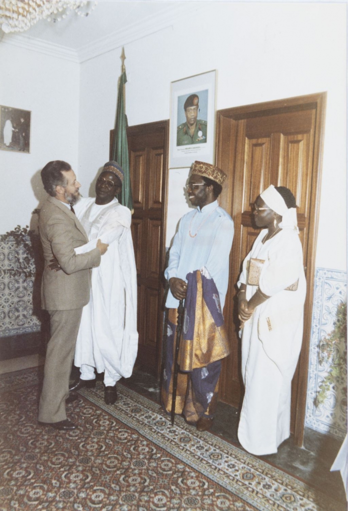 <a href="/galeria/alberto-da-costa-e-silva-sendo-cumprimentado-por-comitiva-africana-em-lisboa-1988">veja mais detalhes</a>