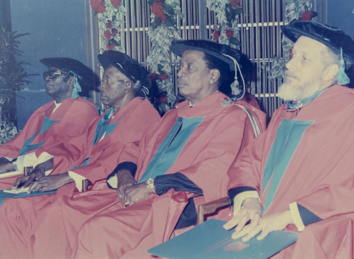 <a href="/galeria/alberto-da-costa-e-silva-recebendo-o-titulo-de-doutor-honoris-causa-da-universidade-obafemi">veja mais detalhes</a>