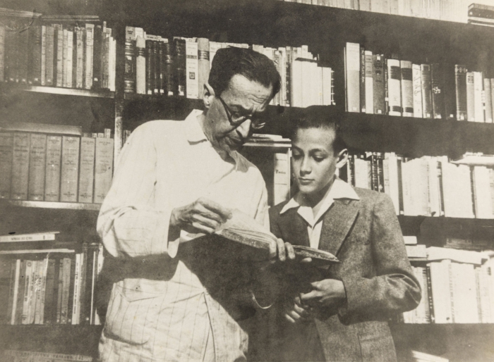 <a href="/galeria/manuel-bandeira-com-alberto-da-costa-e-silva-fins-de-1945-ou-inicio-de-1946">veja mais detalhes</a>