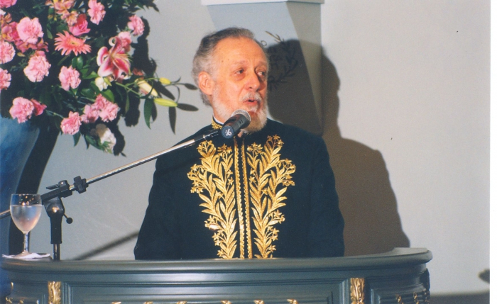 <a href="/galeria/alberto-da-costa-e-silva-na-tribuna">veja mais detalhes</a>